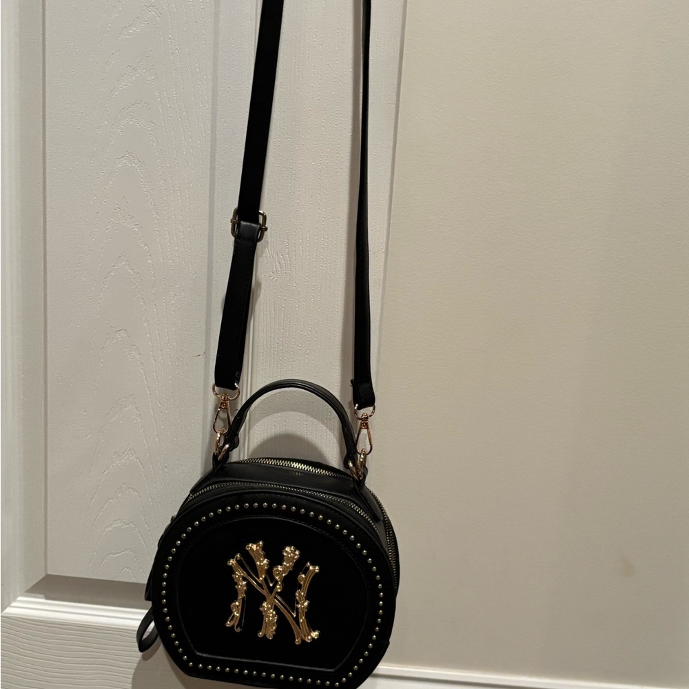 Black and Gold Crossbody Bag - Picture 6 of 9
